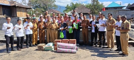 PENYERAHAN BANTUAN KEBAKARAN DARI BUPATI LAMBAR
